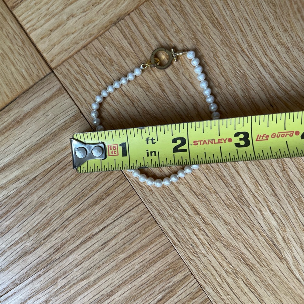 Elegant Pearl Bracelet with Gold Clasp - Picture 4 of 4